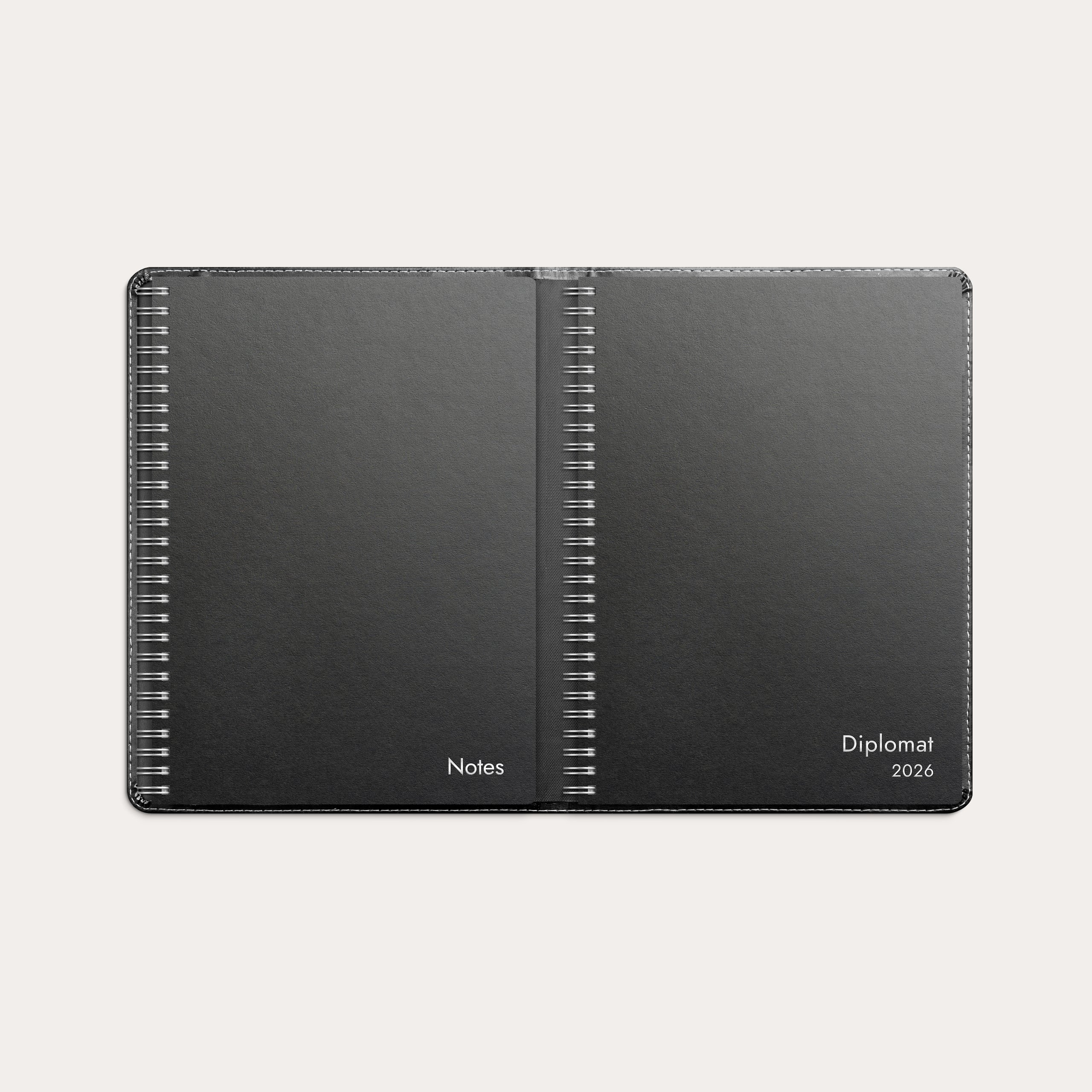 Stora Noteskalendern 2026 svart konstläder