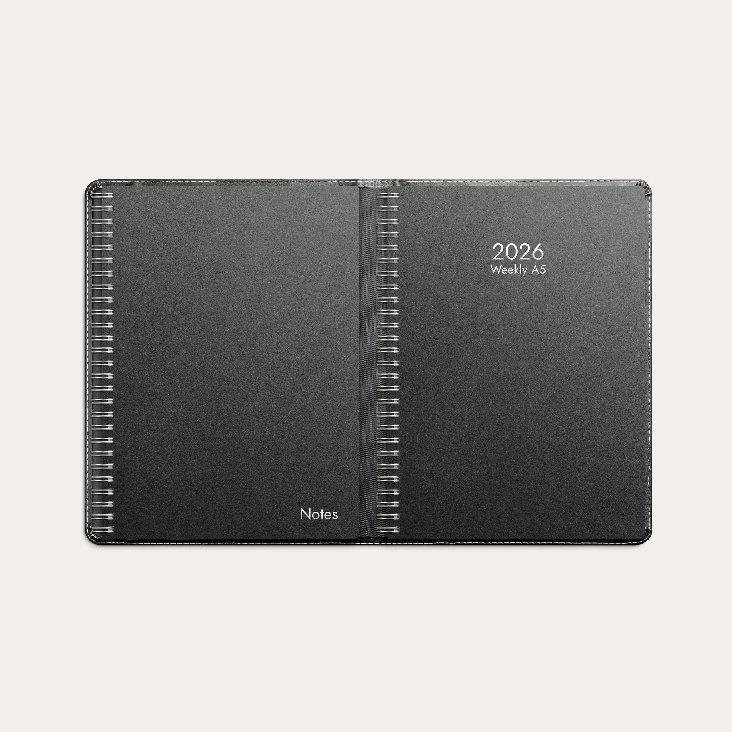 Iso Noteskalenteri 2026 musta keinonahka