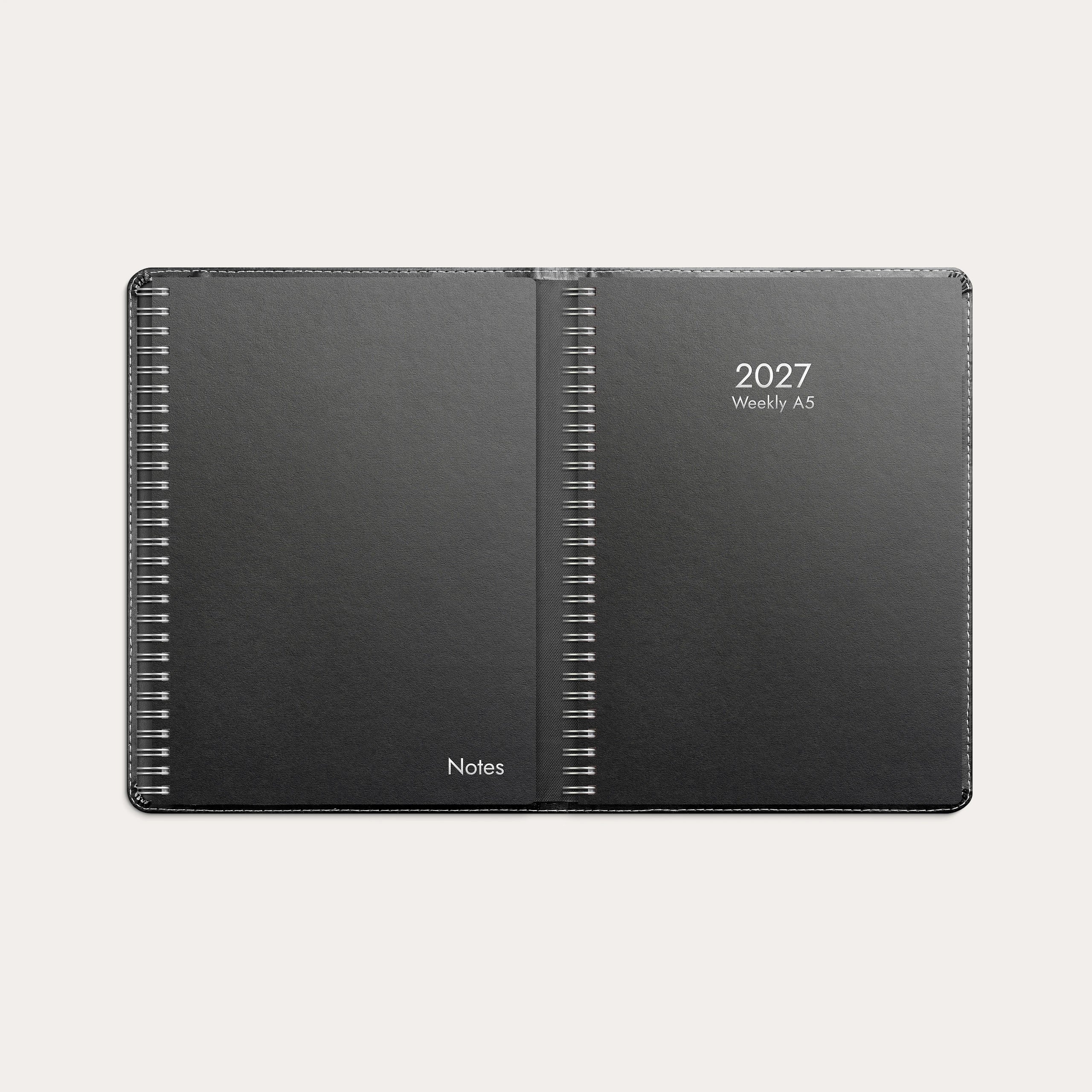 Iso Noteskalenteri 2027 musta keinonahka